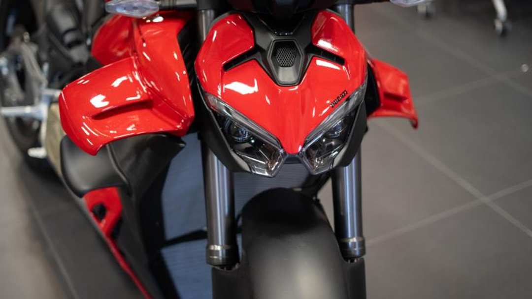 2026 Ducati Streetfighter V4 - Image 2