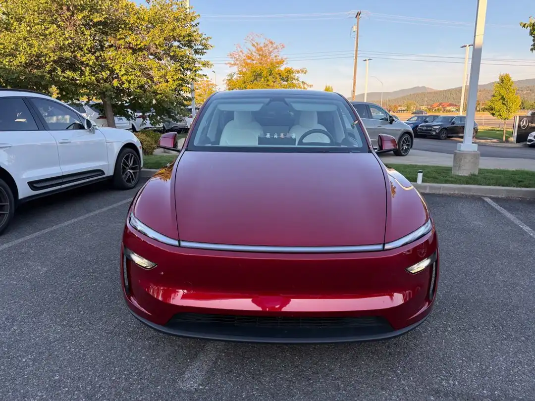 2026 Tesla Model Y - Image 2