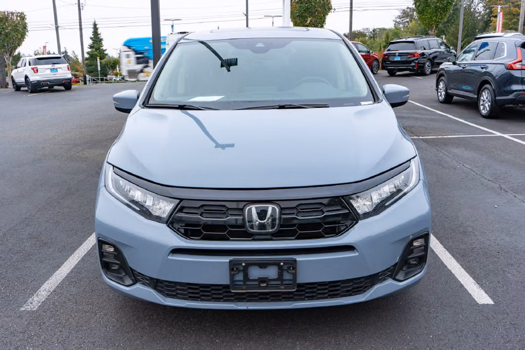 2025 Honda Odyssey Touring - Image 2