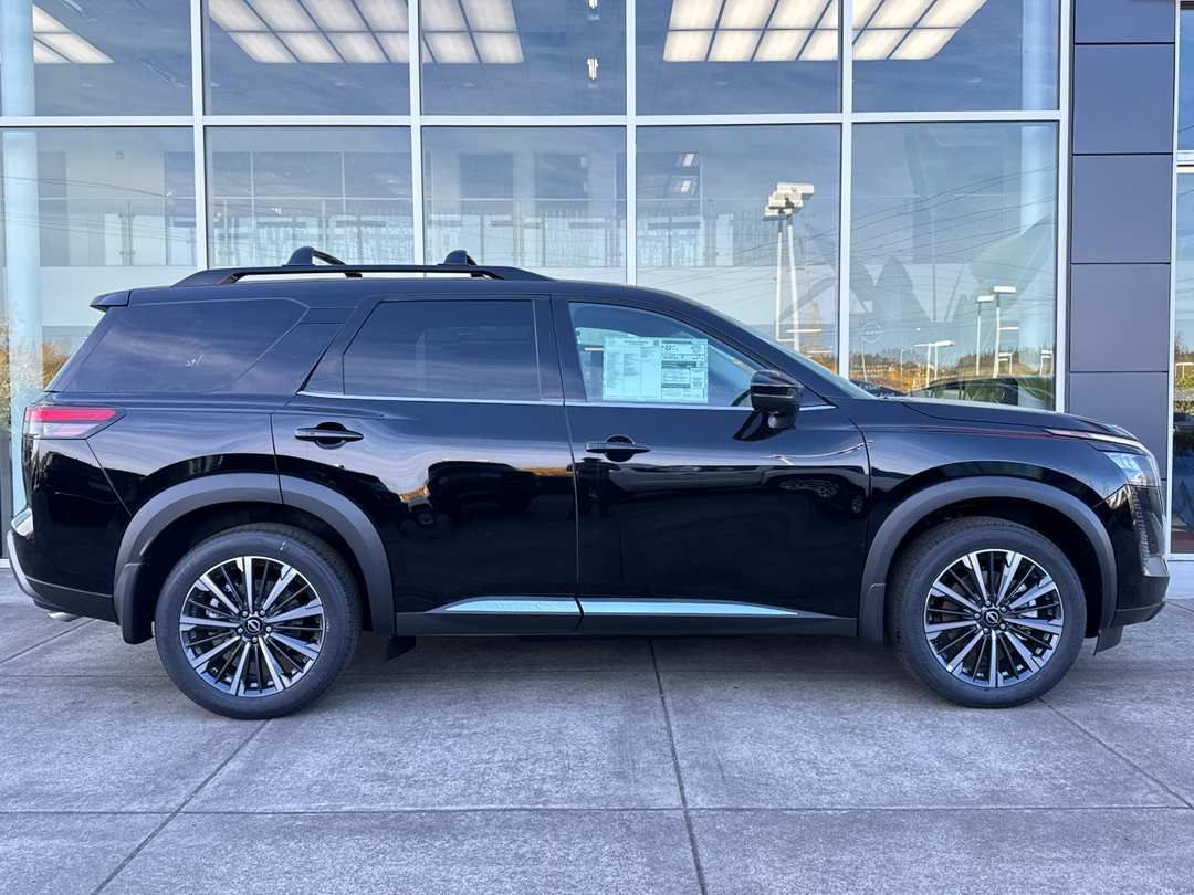 2026 Nissan Pathfinder Platinum - Image 3