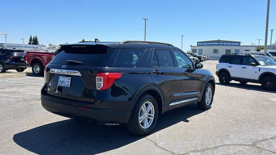2023 Ford Explorer XLT - Image 3