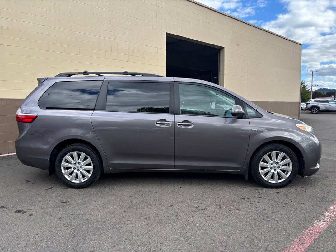 2017 Toyota Sienna XLE - Image 3