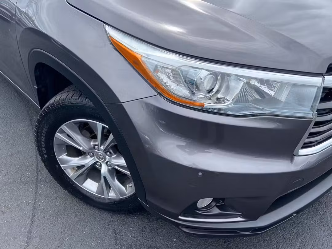 2015 Toyota Highlander XLE V6 - Image 2