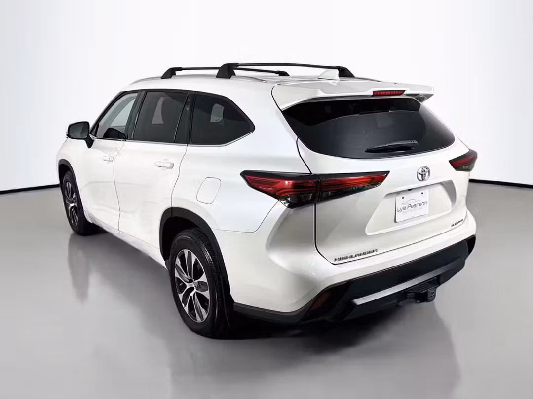2021 Toyota Highlander XLE - Image 3