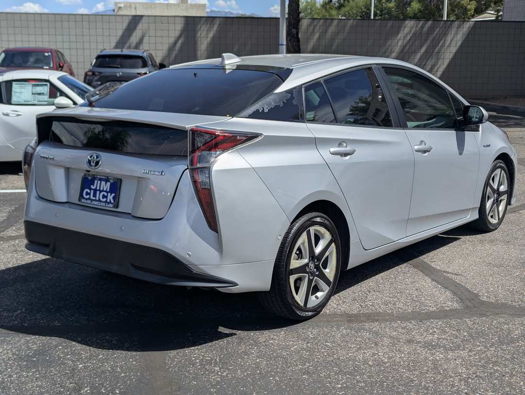 2016 Toyota Prius Touring - Image 2