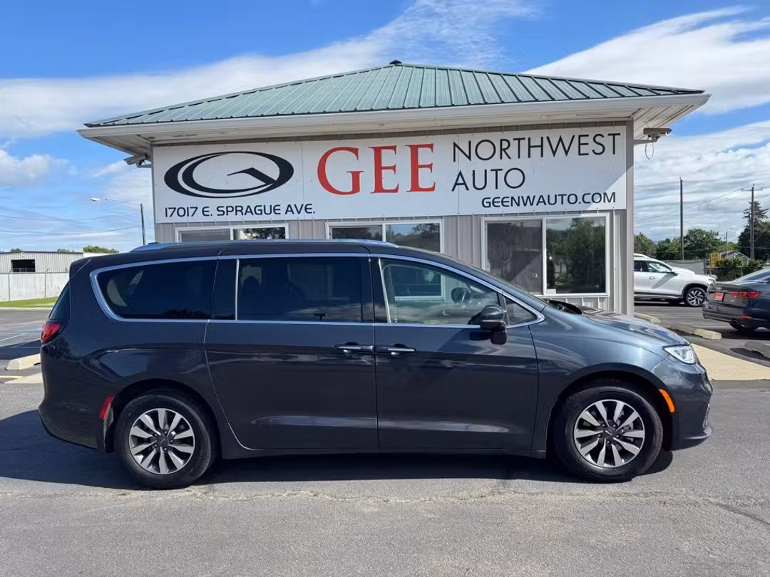 2021 Chrysler Pacifica Touring L - Image 2