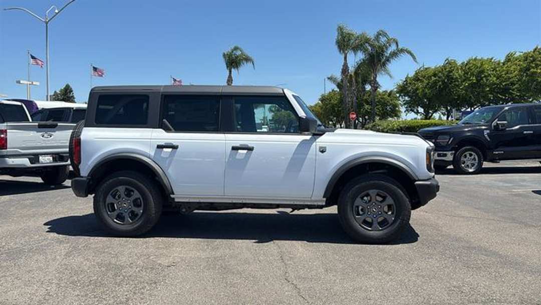 2026 Ford Bronco Big Bend - Image 2