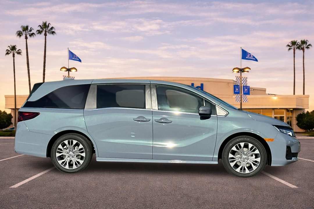 2026 Honda Odyssey Touring - Image 3