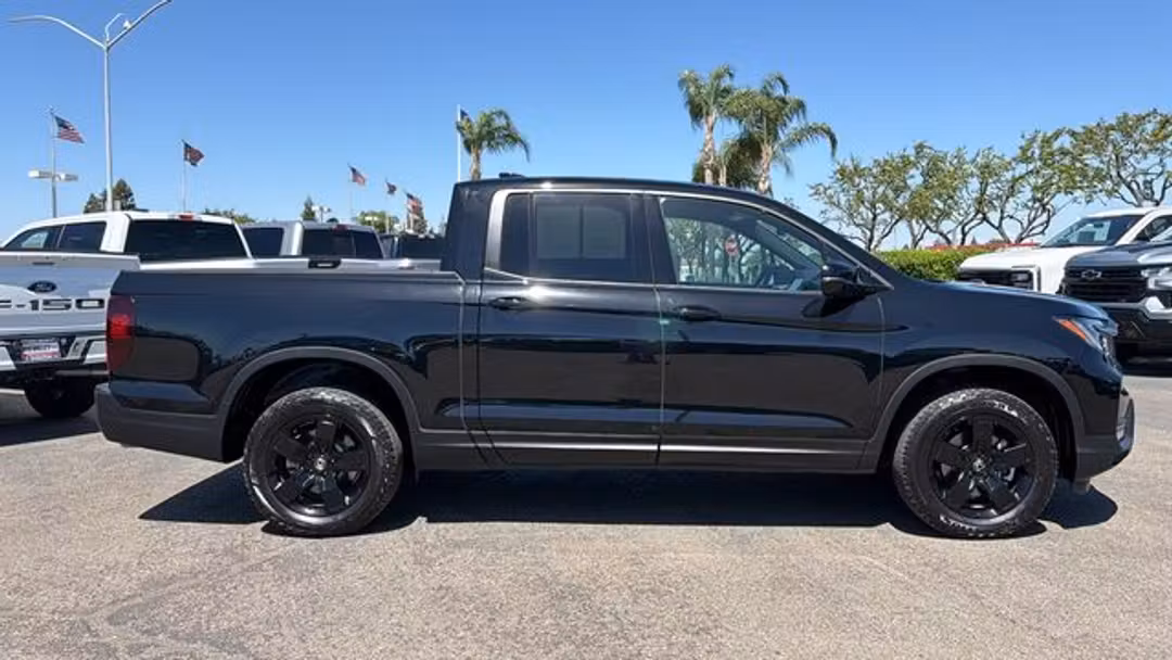 2025 Honda Ridgeline Black Edition - Image 2