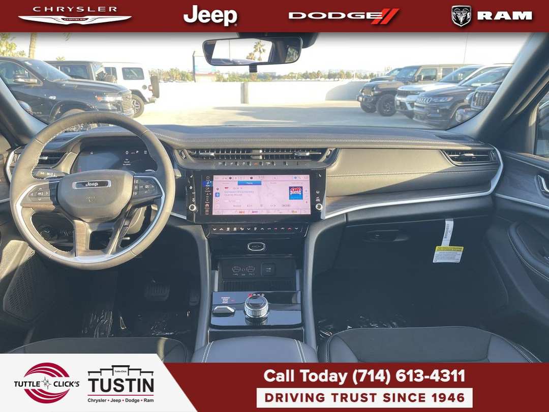 2027 Jeep Grand Cherokee Laredo Altitude - Image 2