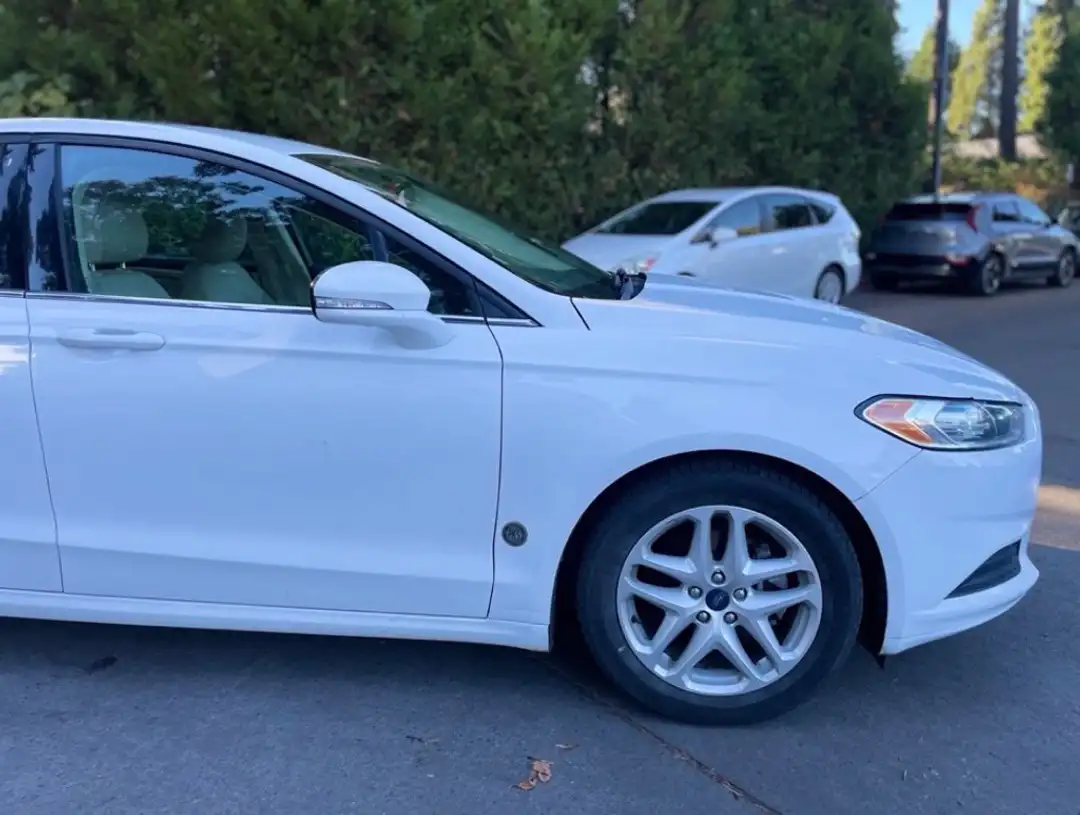 2016 Ford Fusion SE - Image 2