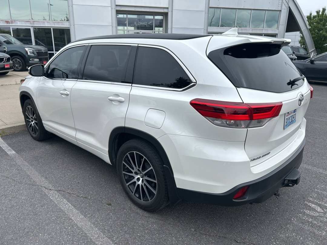 2018 Toyota Highlander SE - Image 3