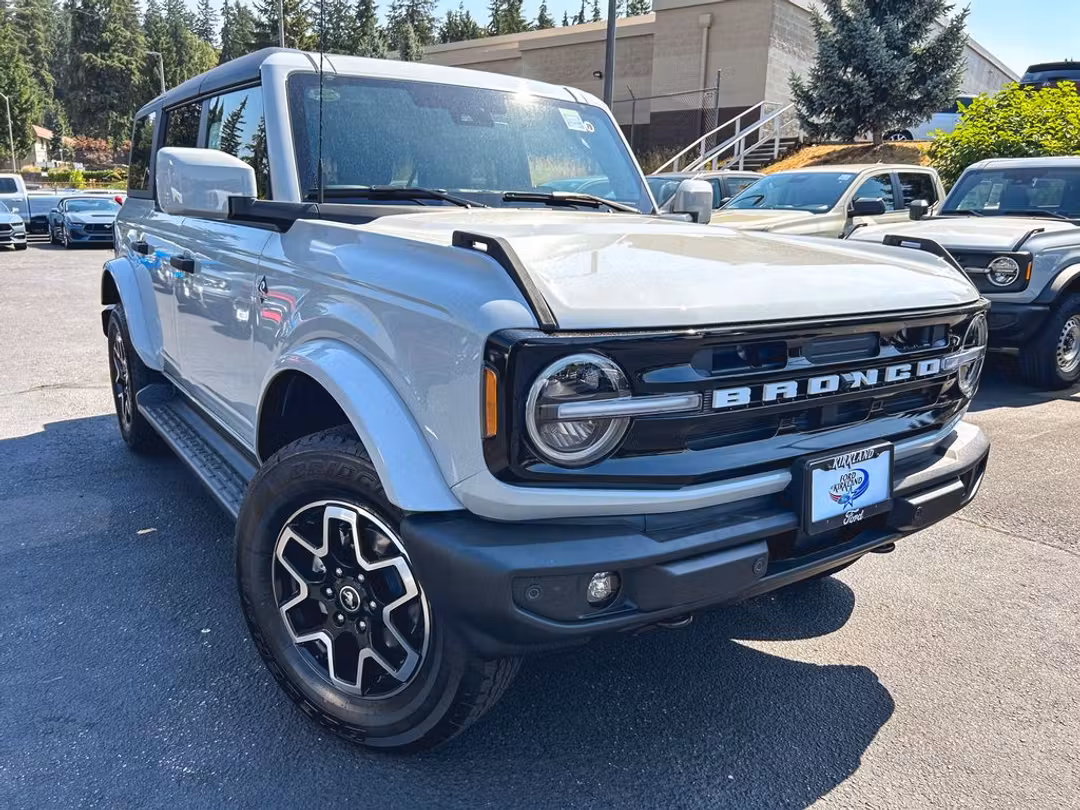 2026 Ford Bronco Outer Banks - Image 2