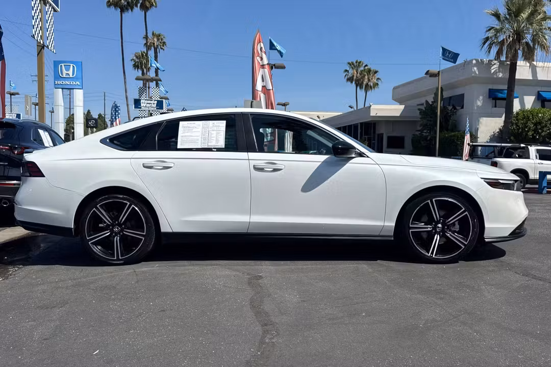 2023 Honda Accord Hybrid Sport - Image 3