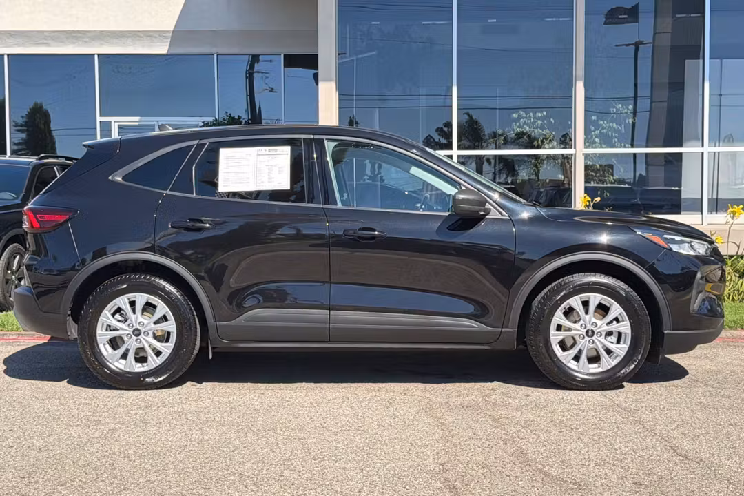 2025 Ford Escape Active - Image 3