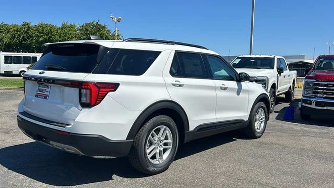 2026 Ford Explorer Active - Image 3