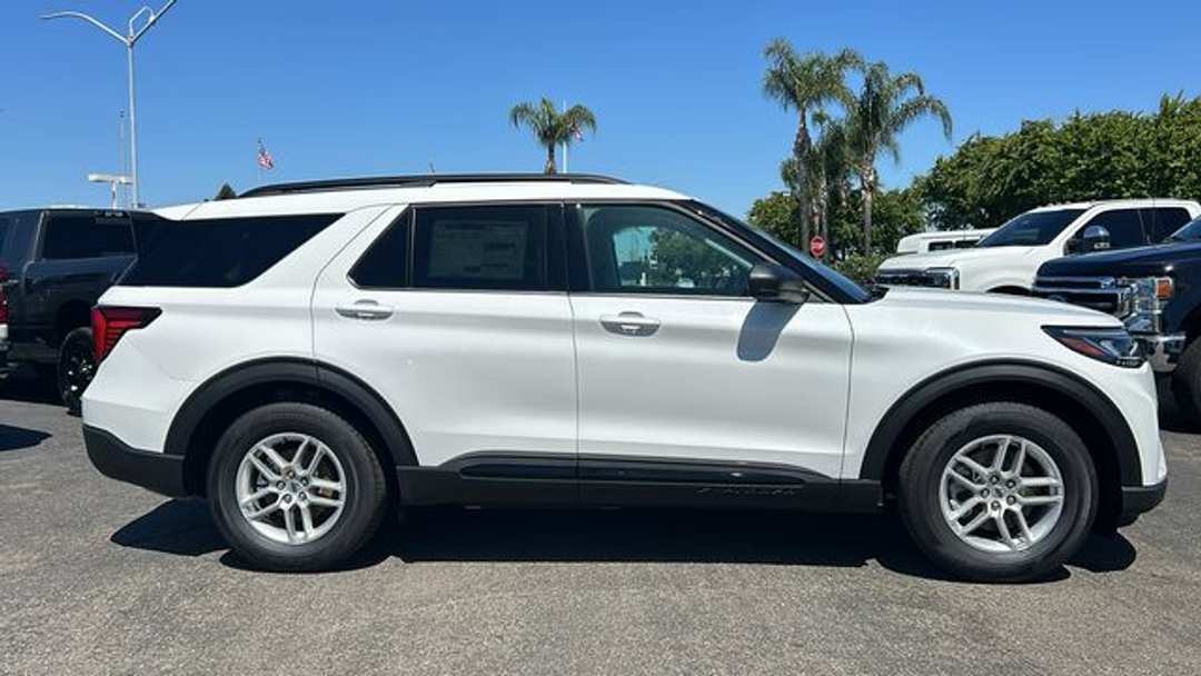 2026 Ford Explorer Active - Image 2