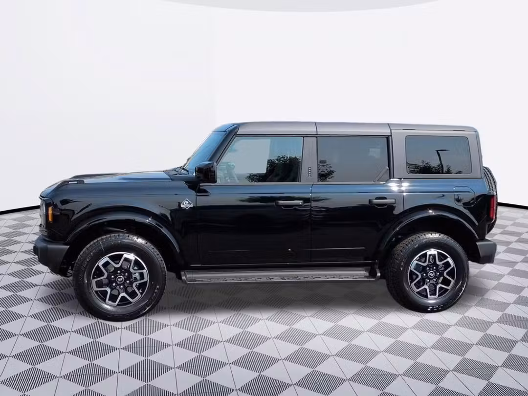 2026 Ford Bronco Outer Banks - Image 2