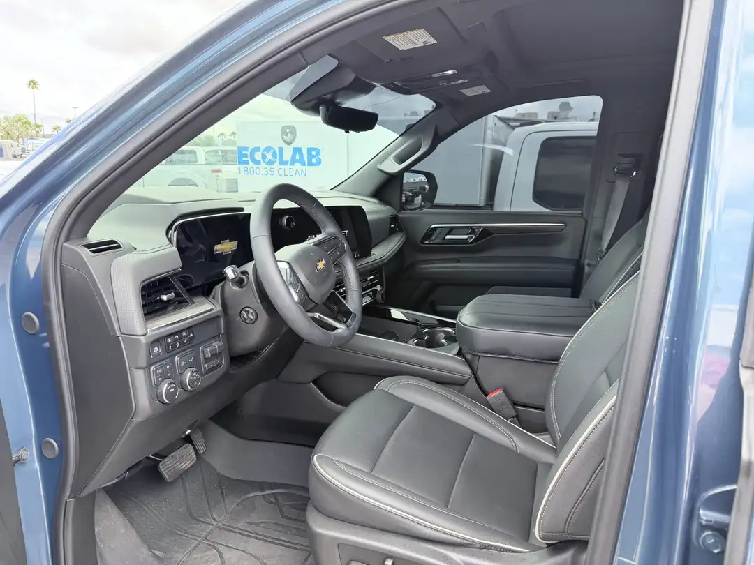 2025 Chevrolet Tahoe Premier - Image 2