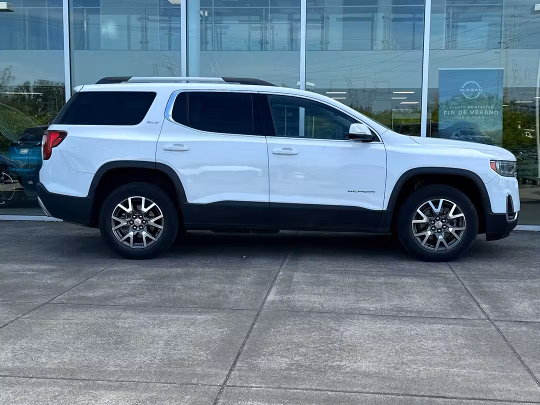 2023 GMC Acadia SLT - Image 2