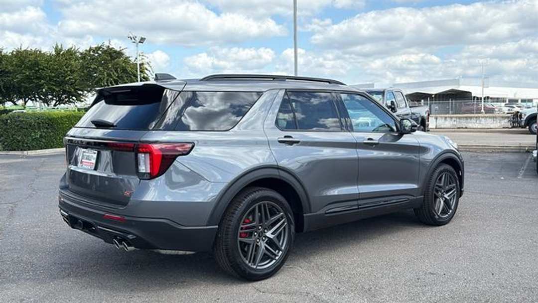 2026 Ford Explorer ST - Image 3