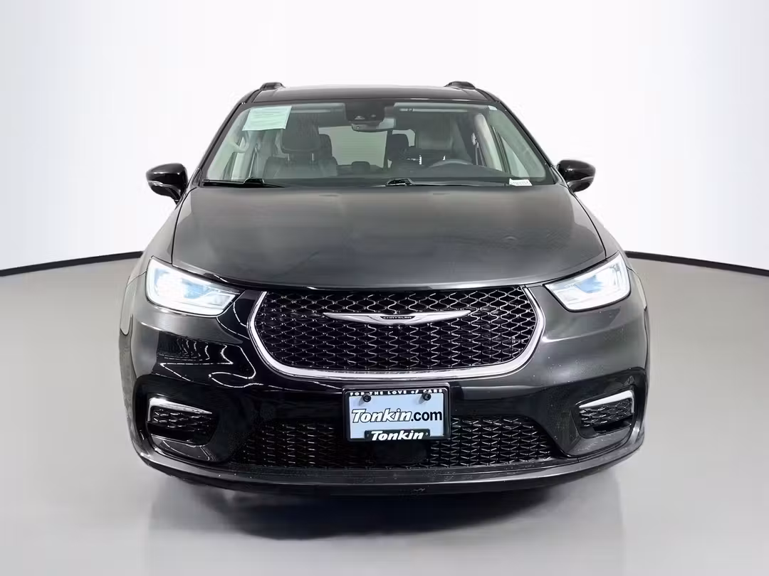 2022 Chrysler Pacifica Touring L - Image 2