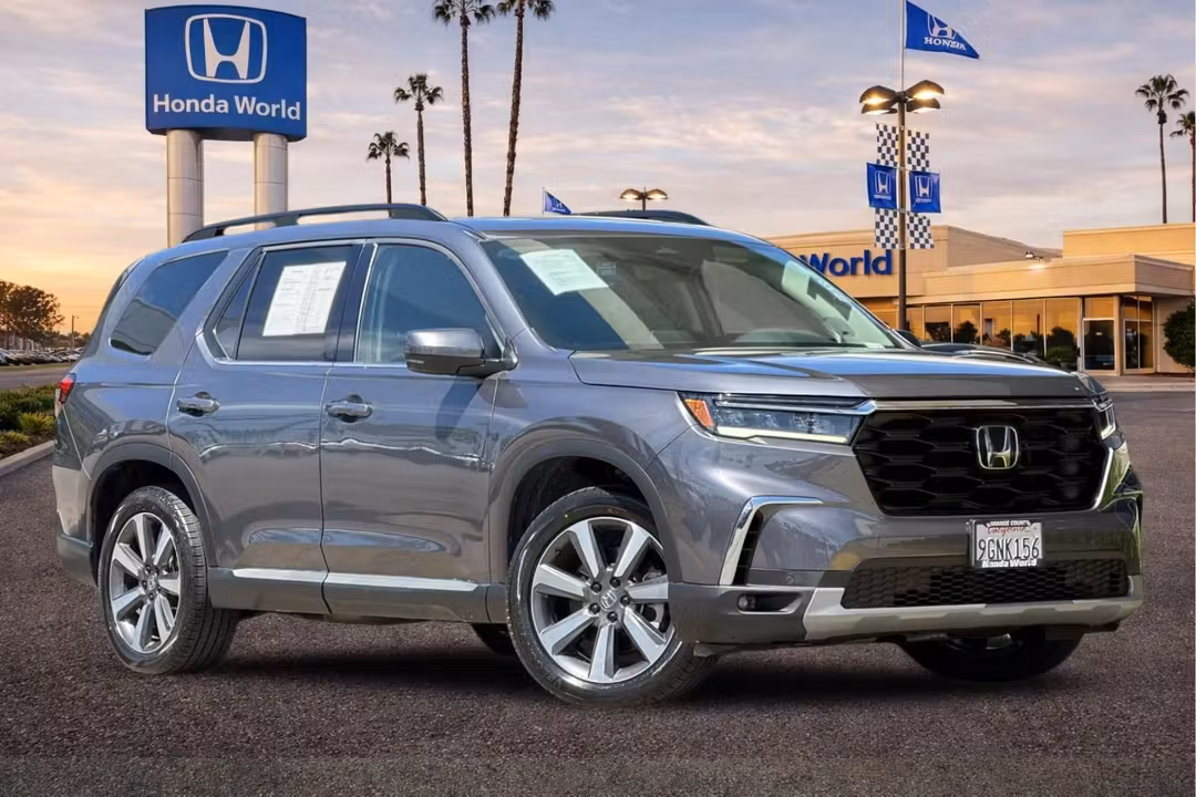 2023 Honda Pilot Touring - Image 2