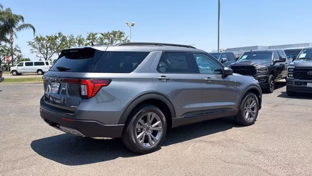 2026 Ford Explorer Active - Image 3