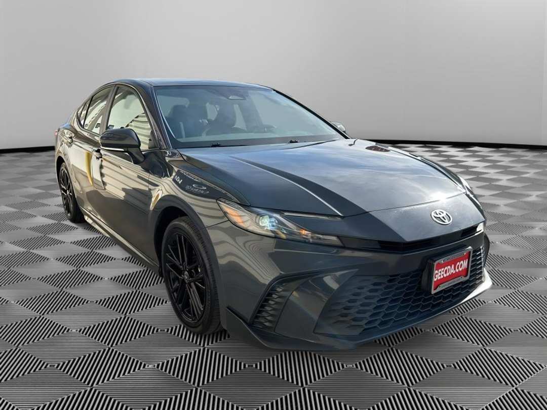 2025 Toyota Camry Hybrid SE - Image 3