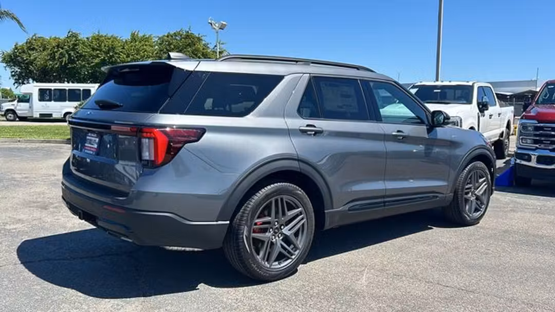 2026 Ford Explorer STLine - Image 3