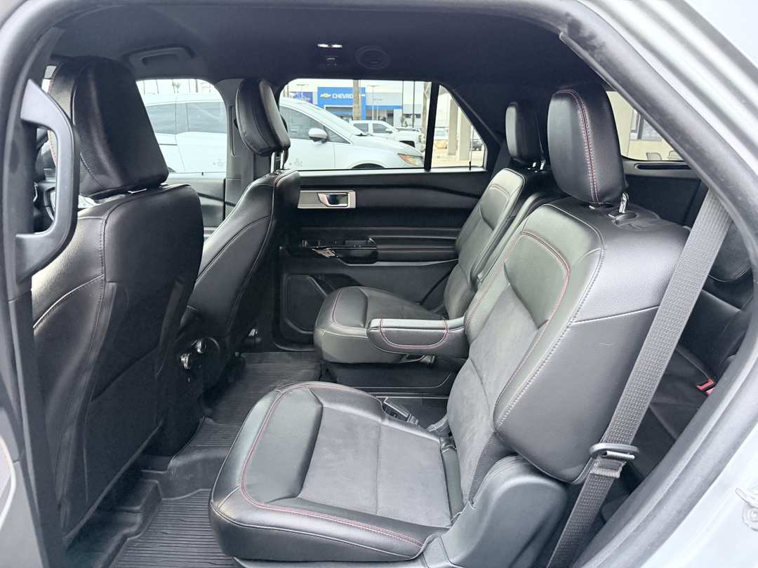 2023 Ford Explorer STLine - Image 3