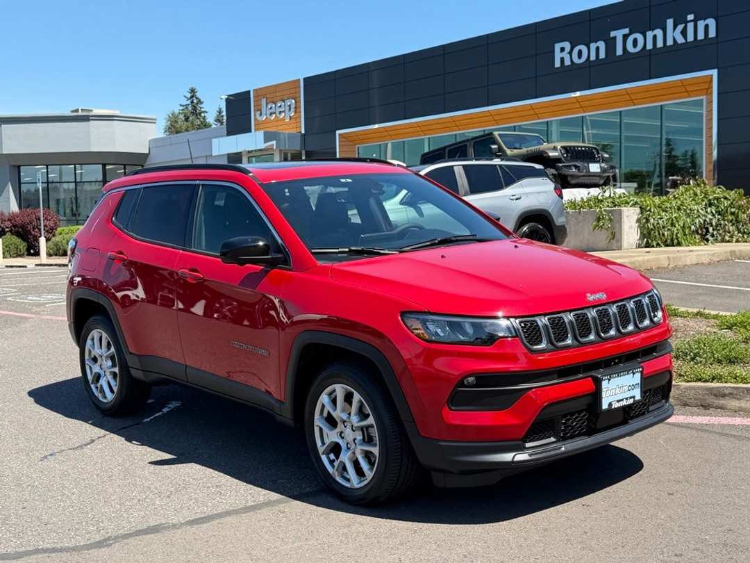 2023 Jeep Compass Latitude Lux - Image 2