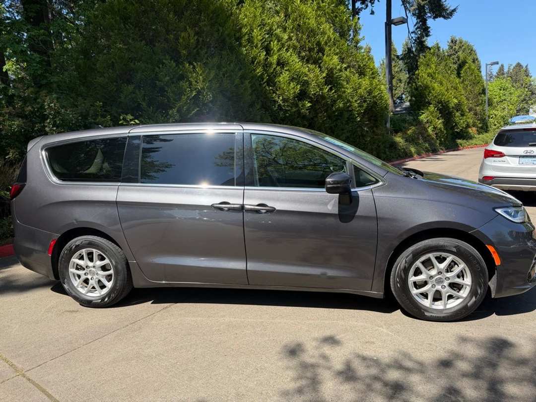 2023 Chrysler Pacifica Touring L - Image 2