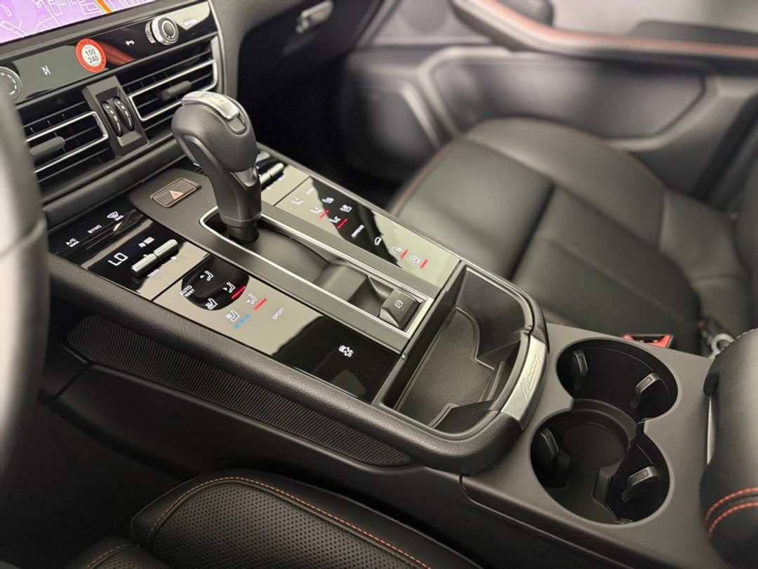 2025 Porsche Macan T - Photo 22