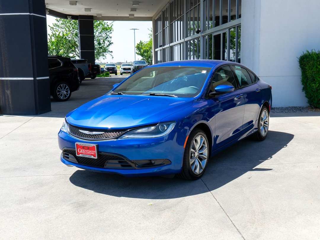 2016 Chrysler 200 S - Image 3