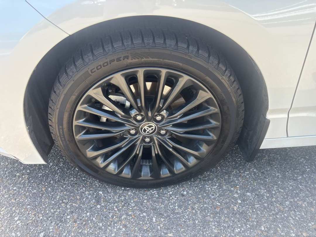 2021 Toyota Avalon Hybrid XSE - Image 2