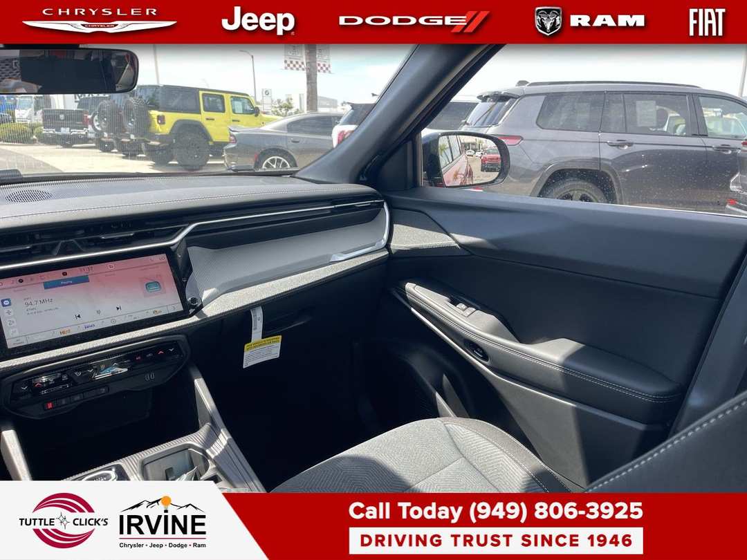 2026 Jeep Cherokee Laredo - Image 3