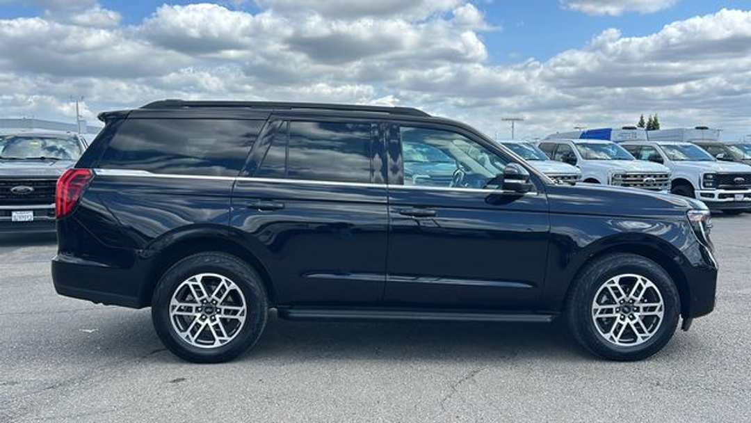2025 Ford Expedition Active - Image 2