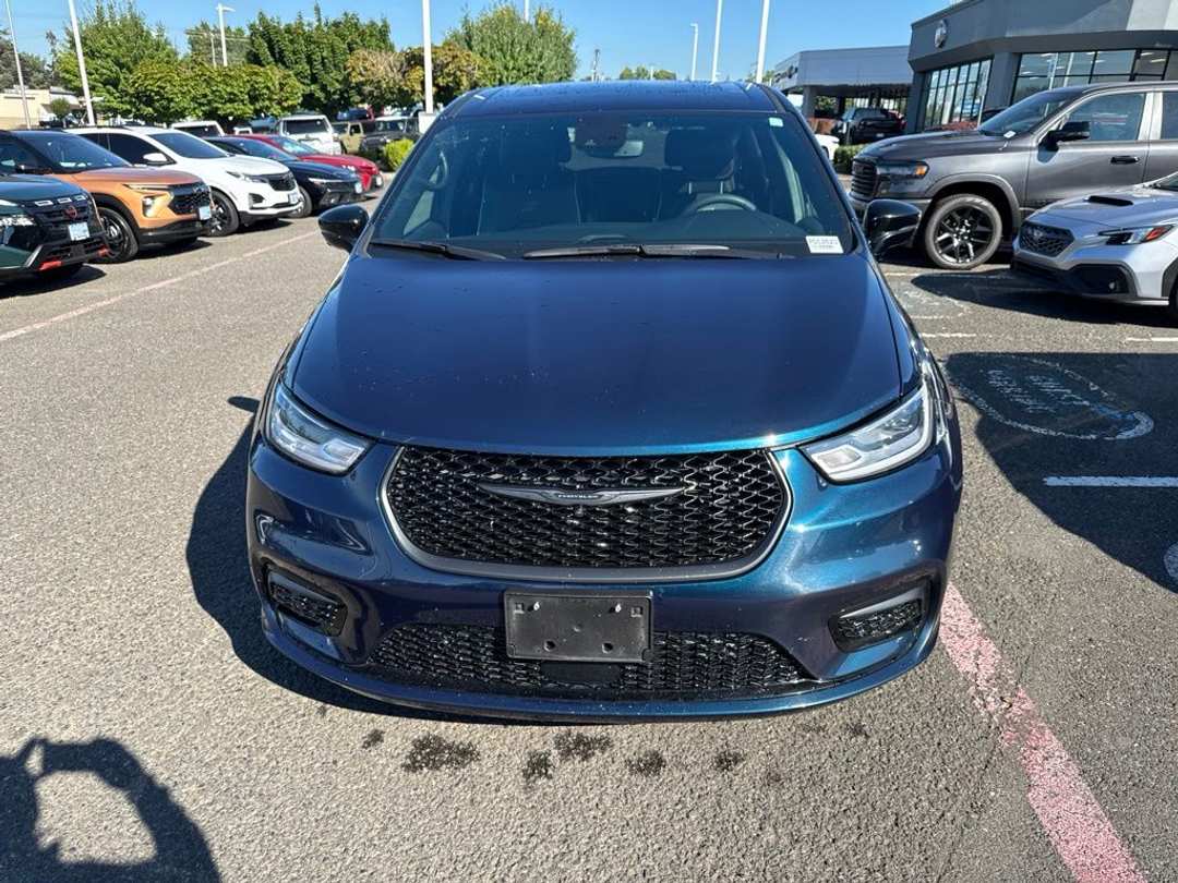 2023 Chrysler Pacifica Hybrid Limited - Image 2