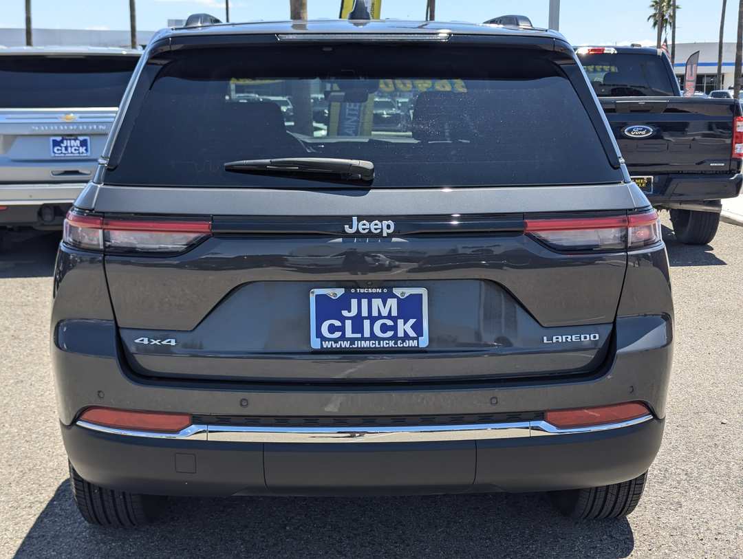 2025 Jeep Grand Cherokee Laredo X - Image 3