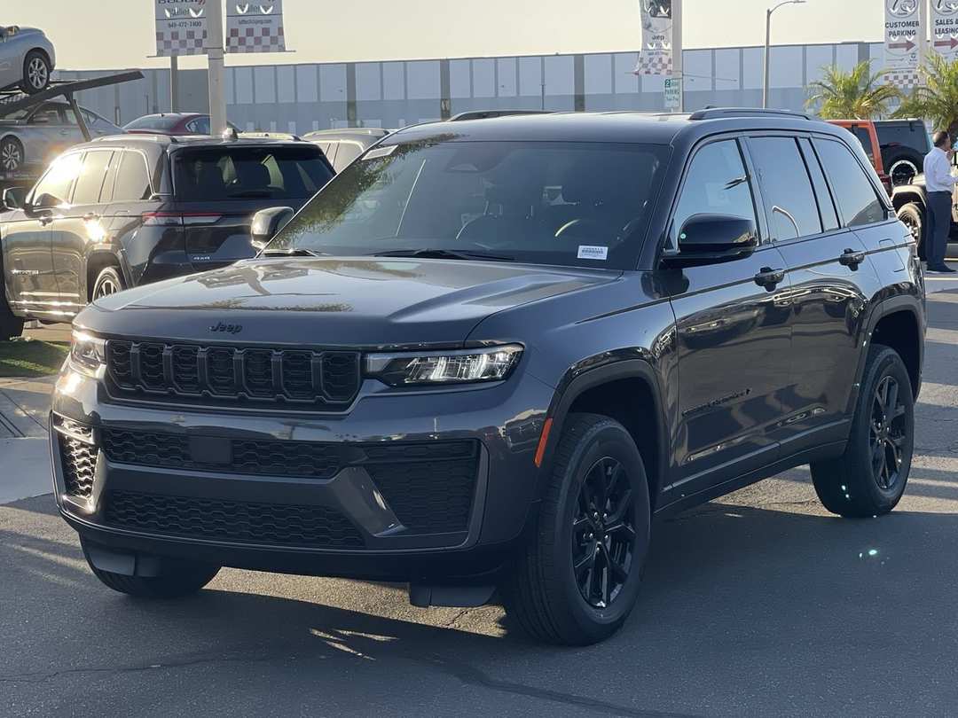 2026 Jeep Grand Cherokee Laredo Altitude - Image 3