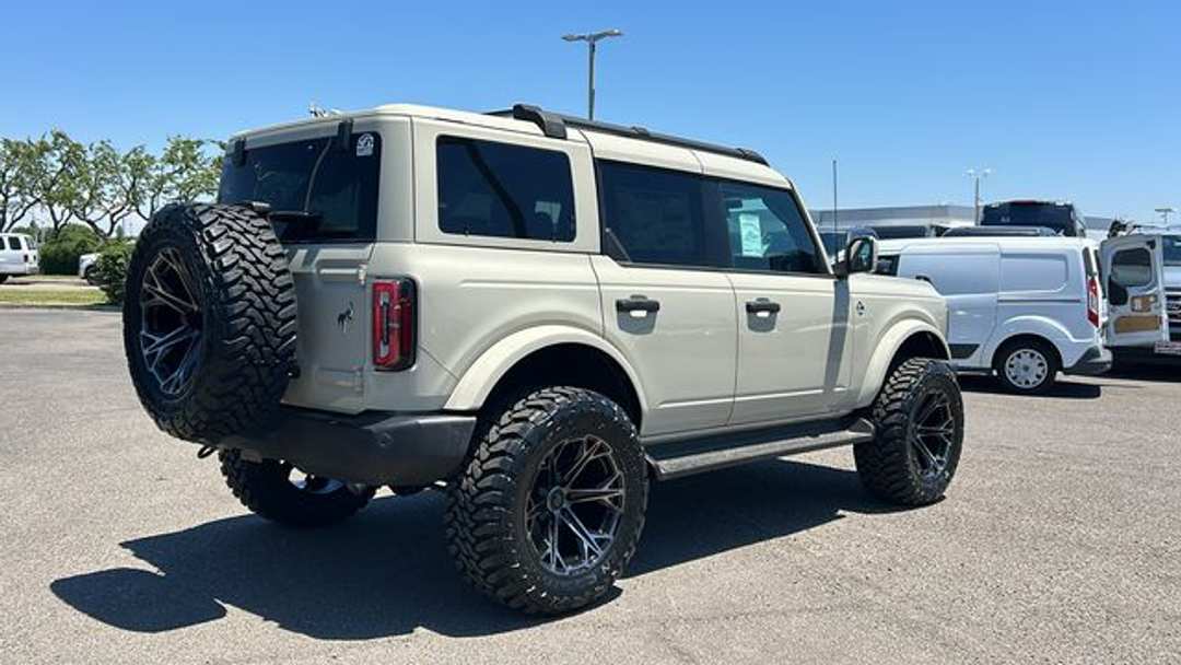 2026 Ford Bronco Outer Banks - Image 3