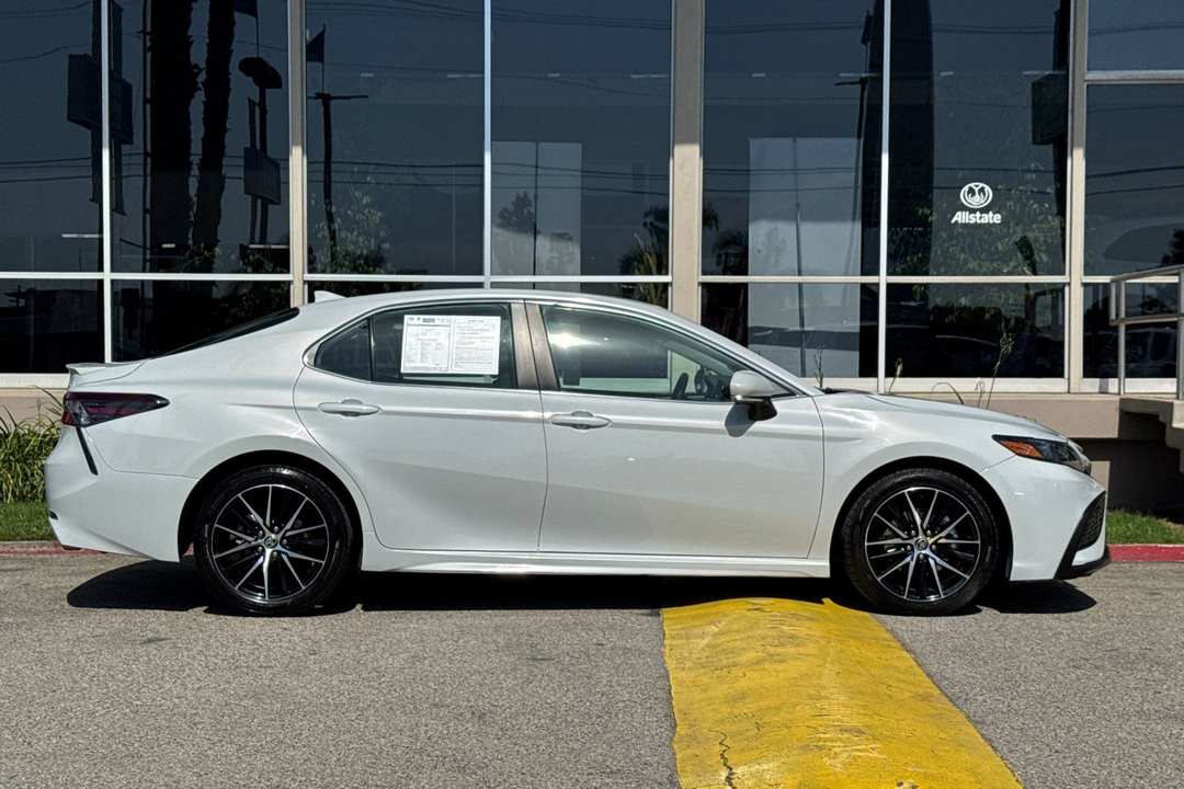 2024 Toyota Camry SE - Image 3
