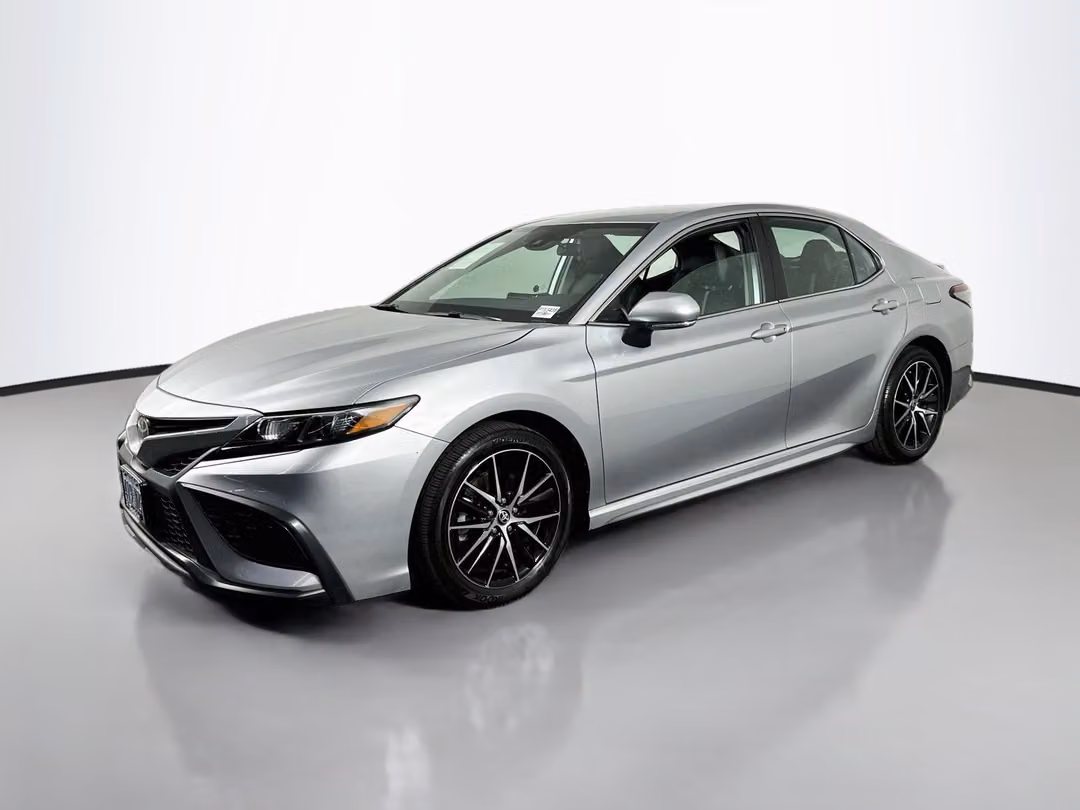 2023 Toyota Camry SE - Image 3