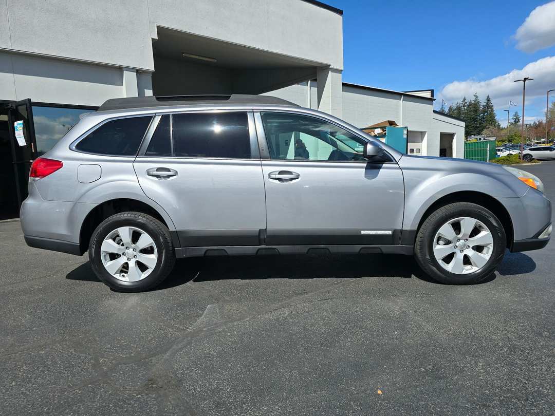 2010 Subaru Outback 2.5i Premium - Image 3