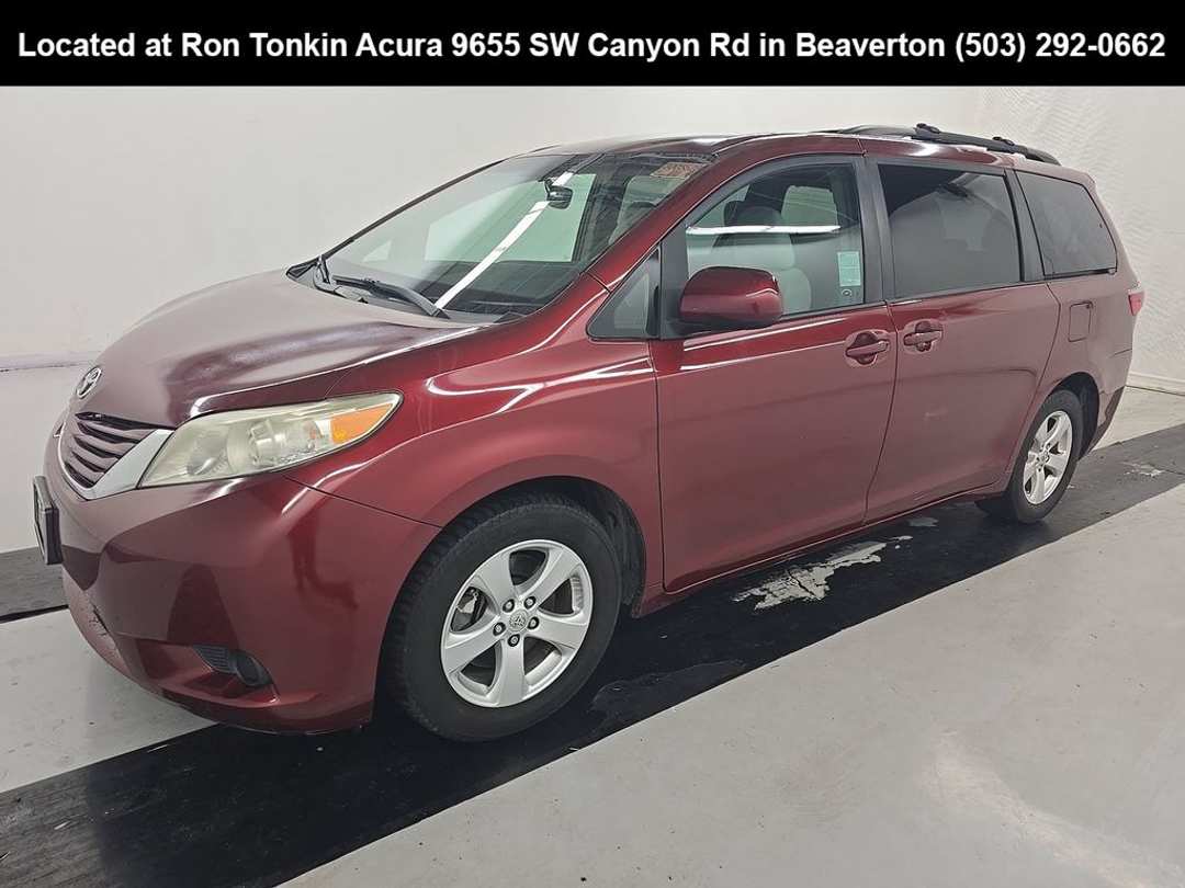 2017 Toyota Sienna LE - Image 3
