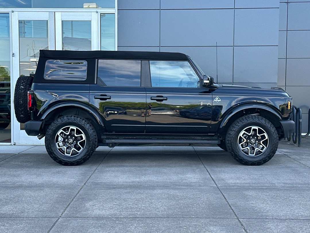 2023 Ford Bronco Outer Banks - Image 2