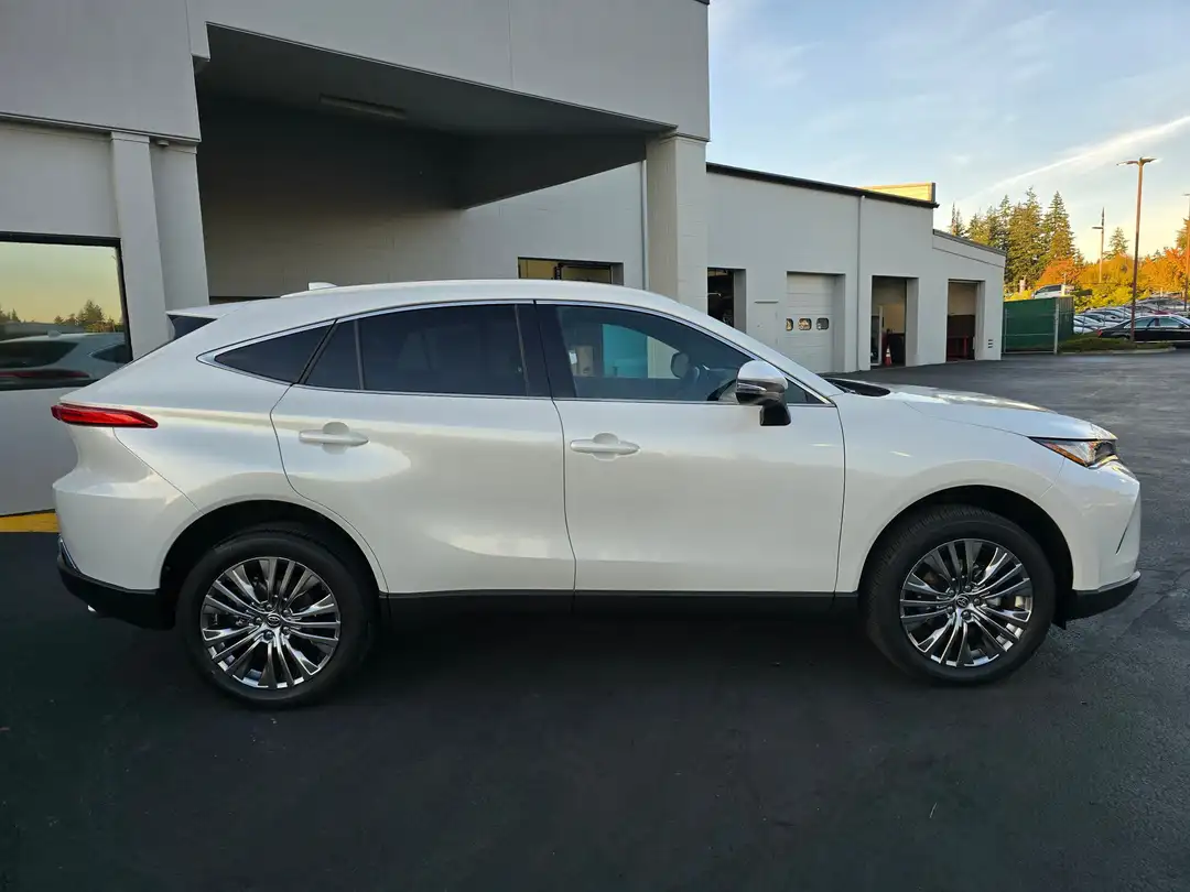 2023 Toyota Venza XLE - Image 3