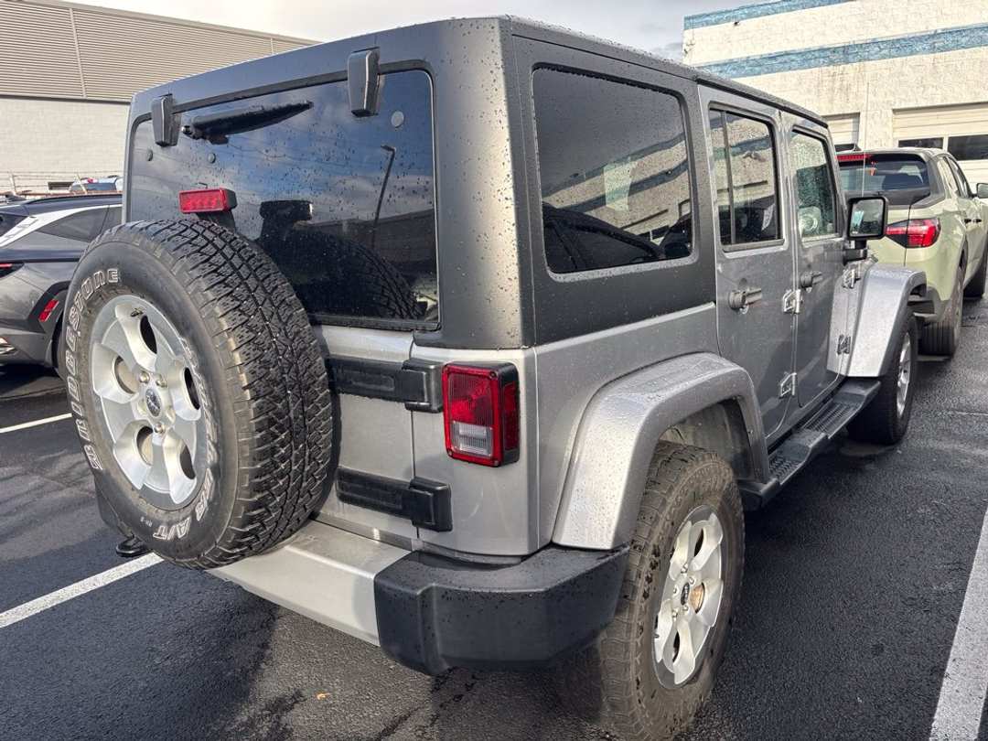 2014 Jeep Wrangler Unlimited Sahara - Image 3