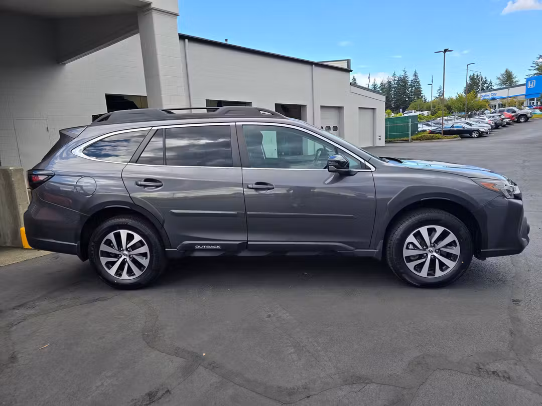 2023 Subaru Outback Premium - Image 3